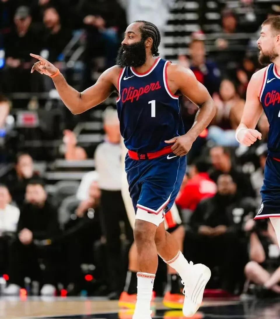 九游体育官网-哈登回归赛场，连败首场状态亮眼，阿森纳观众沸腾！-九游体育官网