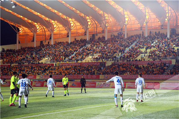 九游体育下载-蒂姆回归赛场，出色防守首场状态亮眼，SKT观众沸腾！-九游体育下载